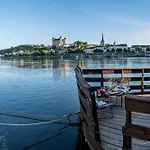 Le Martin Pecheur Luxurious Boat Botel Saumur